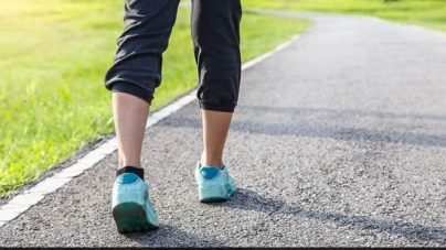 NEW DELHI: If You Have The Habit Of Walking While Talking On Phone, Here’s Why You Should Change That