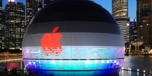 FLORIDA: Apple becomes first firm to hit $3tn market value