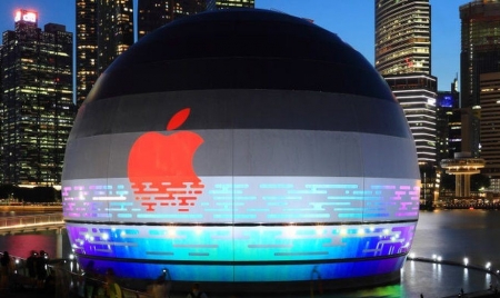 FLORIDA: Apple becomes first firm to hit $3tn market value