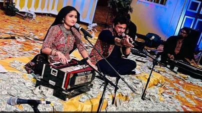 ATLANTA: Dollars “Rain” At US Concert As Gujarati Singer Raises $300,000 For Ukraine