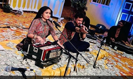 ATLANTA: Dollars “Rain” At US Concert As Gujarati Singer Raises $300,000 For Ukraine