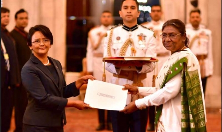 VICTORIA : Envoys of five nations present credentials to the President of India
